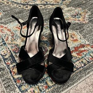 Torta Caliente Womens size 8 1/2 velvet Heels 🖤